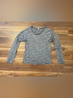 Lululemon Heather Gray Long Sleeve Crewneck Athletic Top | size 6